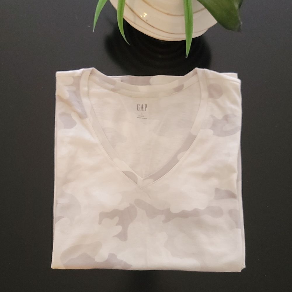 Gap Camo Short Sleeve top Women's Size Large